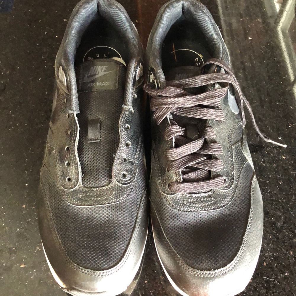 Women’s black nike air